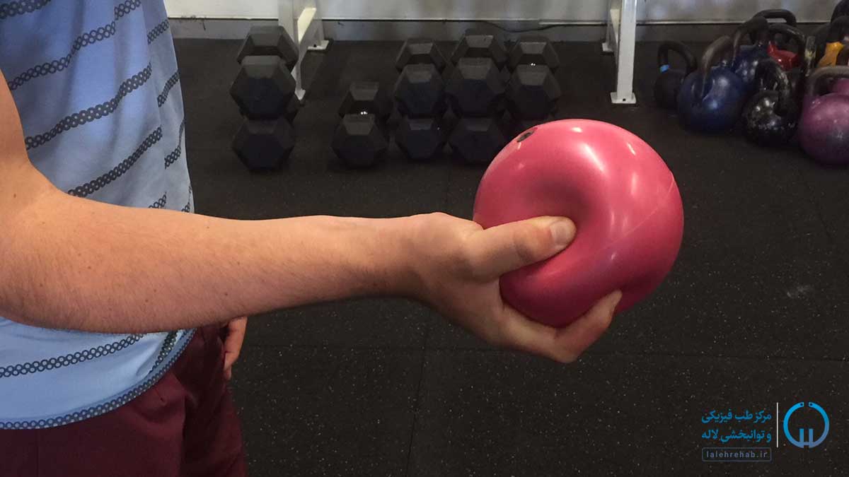 تمرین ورزشی فشردن توپ برای درد آرنج